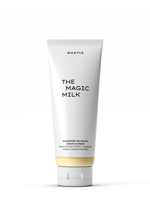 Rør af Mantle-mærkets cremerens med etiketten "The Magic Milk" med en mikrobiom-balancerende formel, der inkluderer havreekstrakt, squalan, papaya og mangoenzymer.