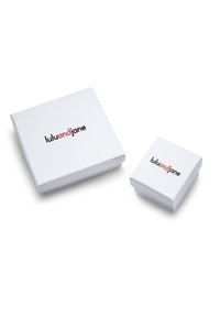 Dos cajas de regalo blancas con una textura suave, que presentan el logo "lululandjane" en negro y rosa, una más grande y otra más pequeña.