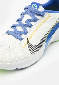 Nike Performance W NIKE SUPERREP GO 3 FLYKNIT - Sapatilha de treino - sail/black/medium blue/ghost green/tour yellow/white