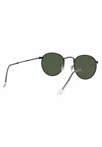 Occhiali da sole rotondi, in metallo nero con lenti verde scuro e dettagli in argento. Tempietti sottili con naselli in gomma per il comfort.