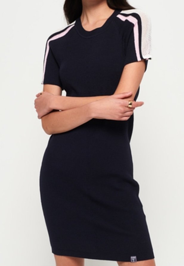 Abito in maglia navy con maniche corte, caratterizzato da accenti in rete rosa sulle spalle. Design aderente, texture a coste e logo del brand sull'orlo.