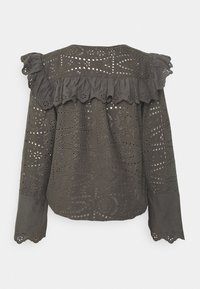 Blouse olive foncée à manches longues avec broderie à jours, empiècement à volants et bords festonnés aux poignets et à l'ourlet.