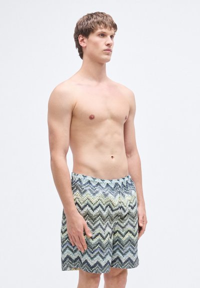 Μαγιό σορτς με ζικζακ μοτίβο σε αποχρώσεις του μπλε, πράσινου και μπεζ. Κατασκευασμένο από ελαφρύ ύφασμα, με ελαστική μέση.