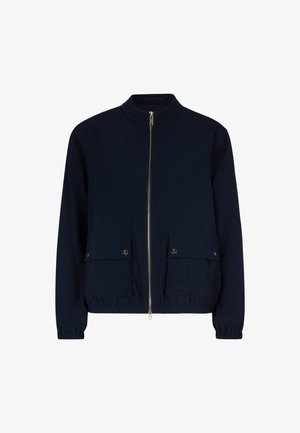 Granatowa kurtka bombowca wykonana z miękkiego materiału, z przednim zamkiem błyskawicznym, dwiema kieszeniami z klapą zapinanymi na guziki oraz elastycznymi mankietami.