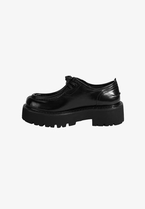 Schwarze Leder Schnürschuhe mit runder Zehenform, erhöhten Nähdetails und einer dicken, strukturierten Plateausohle.