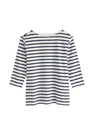 Balti ilgomis rankovėmis marškiniai su tamsiai mėlynomis horizontaliomis juostelėmis ir plačiu apvaliu kaklu, išdėlioti lygiai ant balto fono.