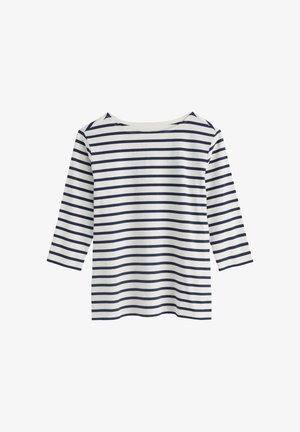 Witte lange mouwen blouse met marineblauwe horizontale strepen en een brede ronde hals, plat gelegd op een witte achtergrond.