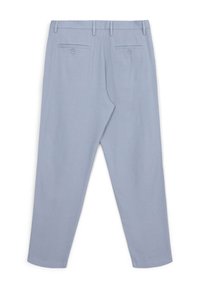 Pantaloni da uomo leggeri blu in vista posteriore, con due tasche posteriori con bottone e passanti per la cintura.