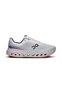 Chaussure de course légère en maille blanche avec des accents noirs et gris. Présente une semelle de forme distincte avec des découpes et un dessous orange.