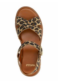 Leopardprint sandaal met gekruiste banden, bruine leren voetbed, verstelbare gesp en een geweven bovenkant voor grip.
