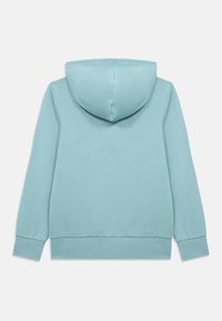 Ανοιχτό μπλε φούτερ με κουκούλα, κατασκευασμένο από βαμβακερό μείγμα ύφασμα. Διαθέτει τσέπη καγκουρό, μανσέτες και κορδόνι στην κουκούλα, με λεία υφή.