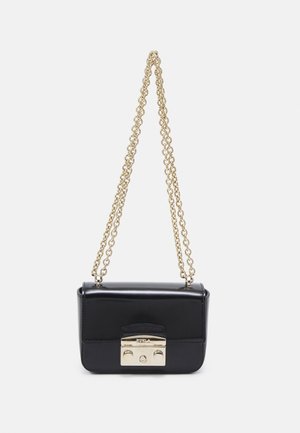 Zwarte leren schoudertas met gouden kettingriem en rechthoekige gouden sluiting aan de voorkant.