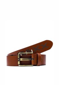 Bruine leren riem met een metalen gesp met een messing afwerking. De riem heeft een gladde textuur en is voorzien van een reliëflogo langs de band.