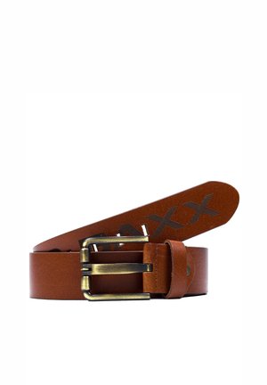 Bruine leren riem met een metalen gesp met een messing afwerking. De riem heeft een gladde textuur en is voorzien van een reliëflogo langs de band.
