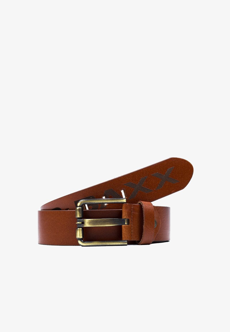 Bruine leren riem met een metalen gesp met een messing afwerking. De riem heeft een gladde textuur en is voorzien van een reliëflogo langs de band.