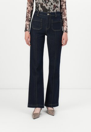 Mørkeblå slengbukser med kontrastsøm, to baklommer og høy midje. Stoffet er denim med en glatt tekstur.