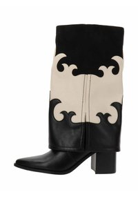 Bota de cuero hasta la rodilla en blanco y negro con punta afilada, tacón cuadrado y patrones decorativos de ondas en espiral en el caña.