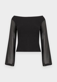 Μαύρο τοπ με ανοιχτούς ώμους, εφαρμοστό μπούστο και διαφανείς μακριές μανσέτες καμπάνα, εμφανίζεται σε απλό λευκό φόντο.