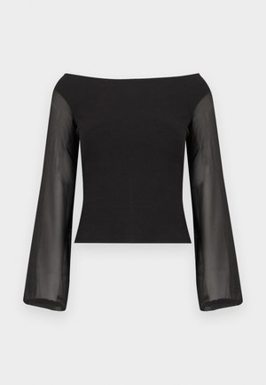 Haut noir à épaules dénudées avec corsage ajusté et manches longues évasées en voile transparent, présenté sur un fond blanc uni.