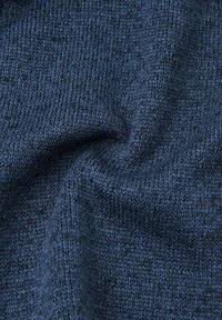 Marinblå texturerad tyg med ett fint stickat mönster, som visar en slät yta och en lätt lyster, lämplig för kläder eller stoppade möbler.