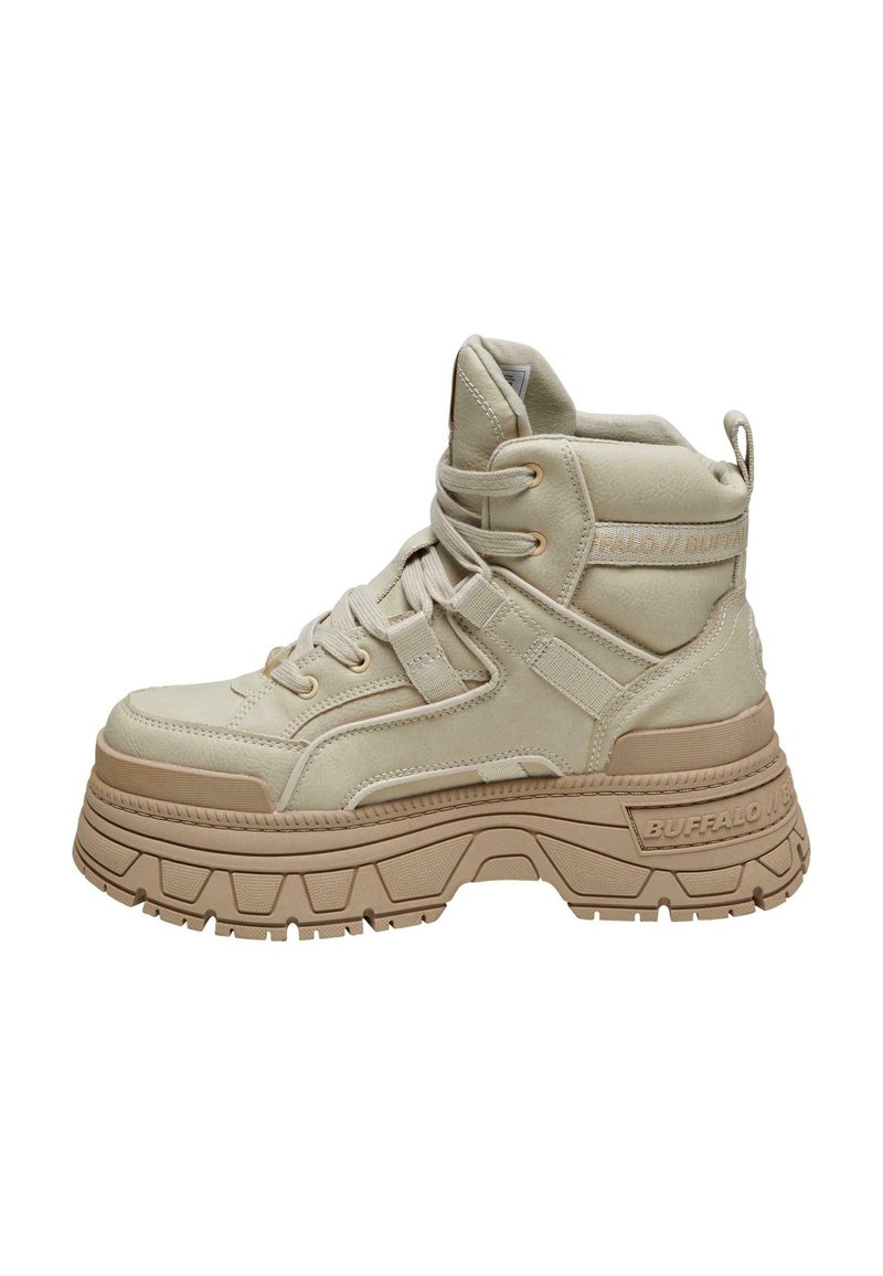 Sneaker beige a metà altezza realizzato in pelle testurizzata con una suola spessa e rigata e un sistema di allacciatura prominente. Presenta una linguetta sul retro e il marchio.