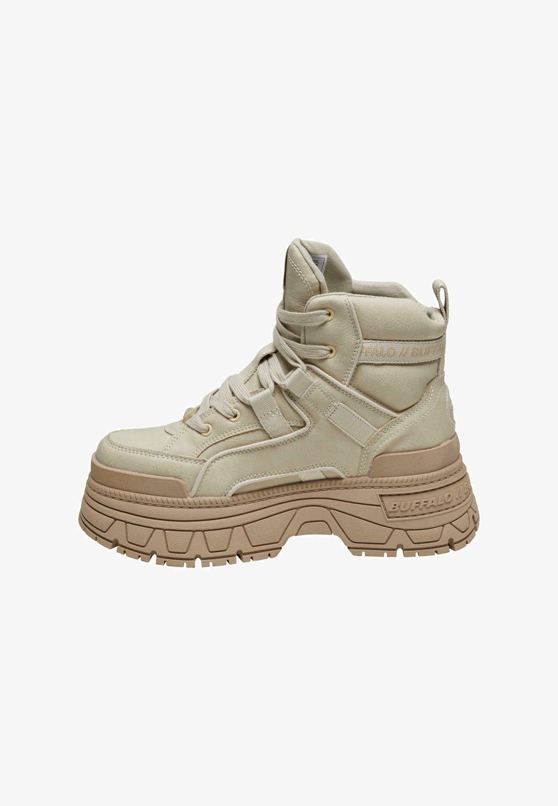 Sneaker beige a metà altezza realizzato in pelle testurizzata con una suola spessa e rigata e un sistema di allacciatura prominente. Presenta una linguetta sul retro e il marchio.