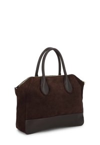 Barna velúr kézitáska bőr kiegészítőkkel, kerek, dupla fogantyúkkal és arany cipzárral. Puha tapintású, strukturált alakú, és kontrasztos egyszínű aljjal.