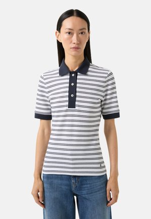 Gestreiftes Polo-Shirt mit Marineblauem Kragen und Ärmelabschlüssen, kurzen Ärmeln, einer vorderen Knopfleiste und einem strukturierten weißen und marineblauen Muster.