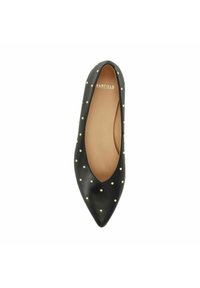 Zwarte leren ballerina's met een puntige neus, versierd met gouden studs. Het interieur heeft een tan voering. Slanke, gladde oppervlakte met subtiele textuur.