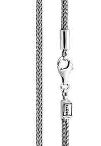 Catena in metallo argento, con design intrecciato, dotata di chiusura a gancio e di un'etichetta rettangolare con la scritta "KU2201". Texture liscia e finitura elegante.