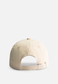 Beige katoenen pet met een gebogen rand, verstelbare strap aan de achterkant en subtiele stikdetails. Voorzien van een metalen gesp voor een veilige pasvorm.