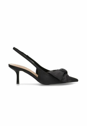 Tacones slingback negros hechos de tela suave, con punta afilada y un lazo decorativo en la parte delantera. El tacón delgado añade elegancia.