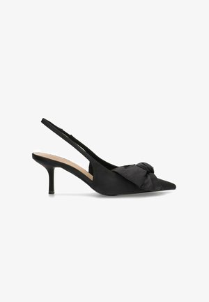 Tacones slingback negros hechos de tela suave, con punta afilada y un lazo decorativo en la parte delantera. El tacón delgado añade elegancia.
