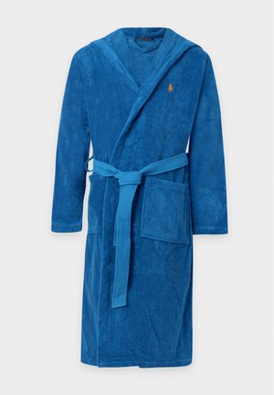 Peignoire en tissu éponge bleu avec capuche, ceinture, poches avant et petit logo orange au niveau de la poitrine.