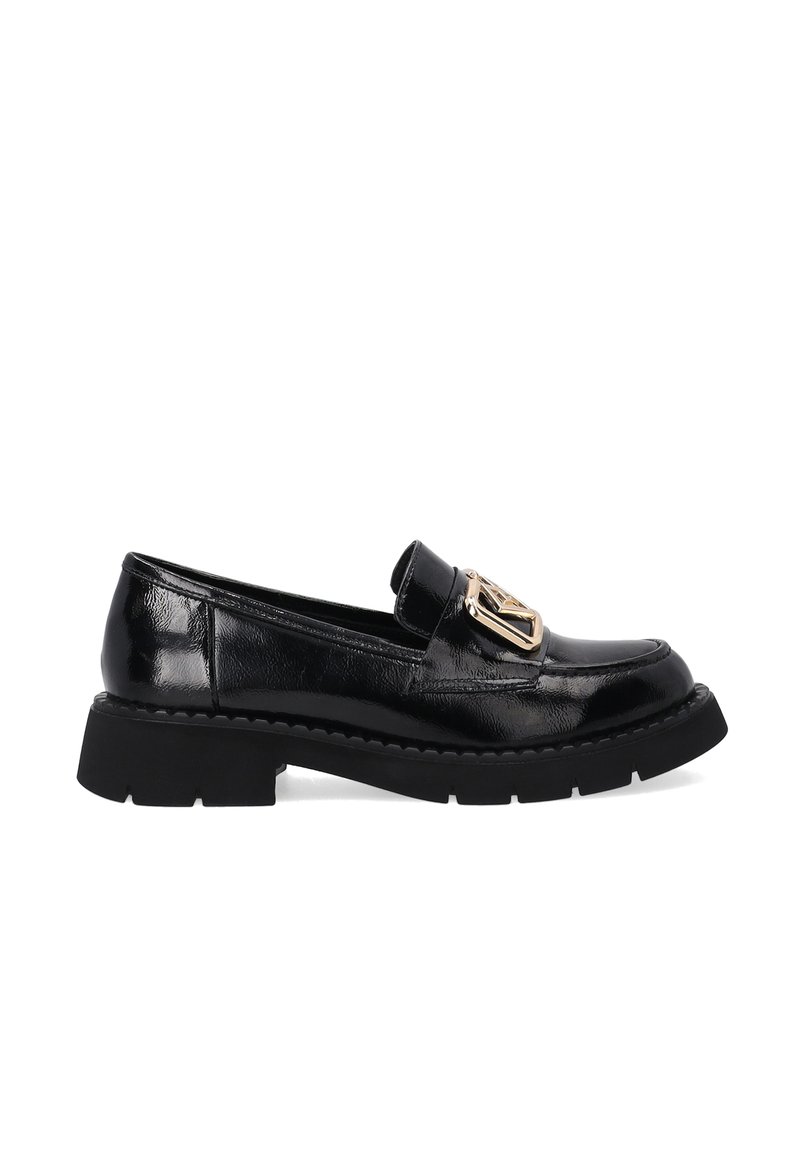 Schwarze Lackleder-Loafer mit einer massiven schwarzen Sohle, ausgestattet mit einem goldakzentuierten Schnallendetail und glatter, glänzender Oberfläche.