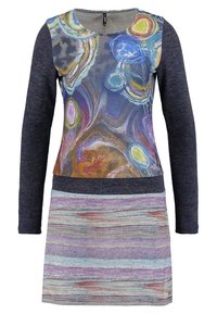 Abito a maniche lunghe con un motivo astratto colorato sulla parte superiore e una gonna a strisce texturizzata nei toni di blu, viola e grigio.