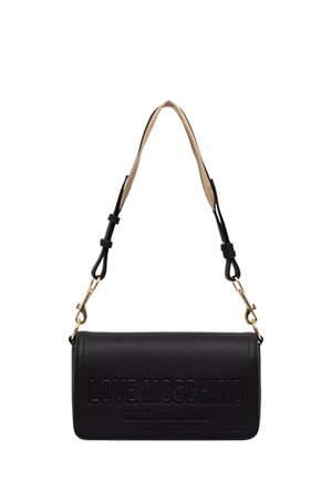 Borsa a mano rettangolare nera con testo inciso "LOVE MOSCHINO Made with love" e tracolla regolabile con fibbie dorate.