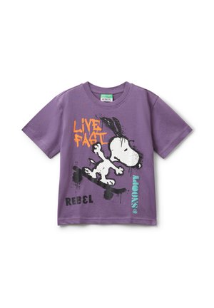 Lila Kinder-T-Shirt mit Snoopy-Design, das Skateboard fährt, und den Texten "Live Fast", "Rebel" und "Snoopy" in lebhaften Farben.