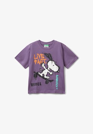 Fioletowa koszulka dziecięca z grafiką Snoopy na deskorolce oraz tekstem "Żyj szybko", "Buntownik" i "Snoopy" w żywych kolorach.