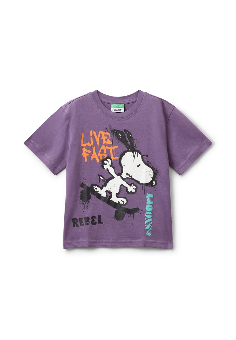 Fialové dětské tričko s grafikou Snoopyho na skateboardu a textem "Žij rychle," "Vzpoura," a "Snoopy" v živých barvách.