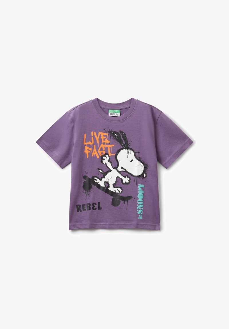 Camiseta infantil morada con un gráfico de Snoopy haciendo skate y el texto "Vive Rápido," "Rebélate," y "Snoopy" en colores vibrantes.
