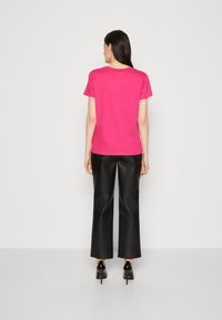 Guess 1981 CRYSTAL EASY TEE - Marškinėliai su spaudiniu - full bloom pink