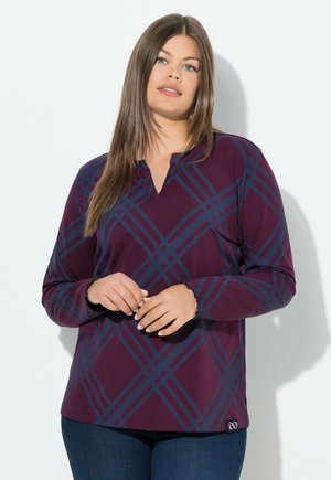 Haut long à manches en prune avec un décolleté en V. Présente un motif à carreaux bleus et des poignets froncés. Tissu doux avec un accent de logo près de l'ourlet.