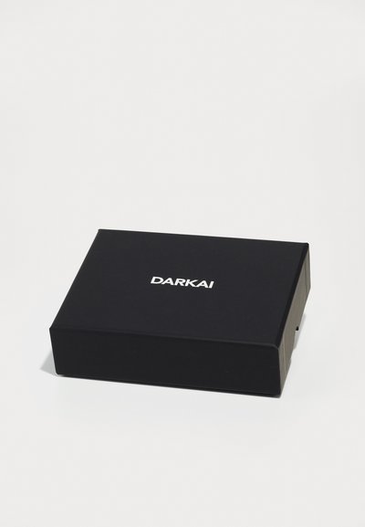 Cutie rectangular negru cu o finisare mată, având cuvântul "DARKAI" embossat în alb pe față. Design simplu, fără modele sau detalii suplimentare.