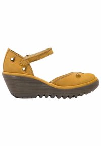 Sandale compensée jaune moutarde avec bride à la cheville, détails découpés et semelle marron striée, conçue pour un usage décontracté.