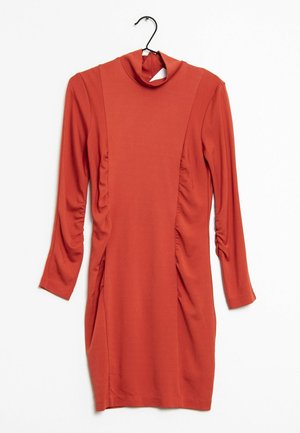 Rostfarbendes Kleid aus Stretchstoff, mit hohem Kragen, langen Ärmeln und gerafften Details an den Seiten.