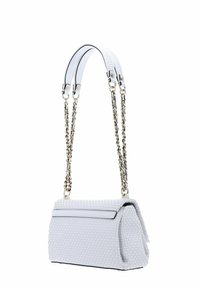 Borsa a mano intrecciata bianca con una forma strutturata, dotata di una tracolla in pelle liscia e dettagli metallici a catena. Superficie testurizzata visibile.