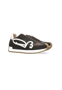 Zapatillas de ante marrón oscuro con un logo blanco, cordones en la parte delantera, acentos beige y suela de goma con un patrón de agarre texturizado.