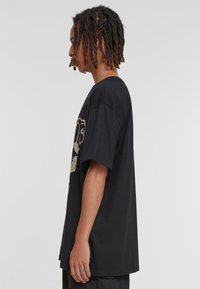 Upscale by Mister Tee UPSCALE X MISFITS OVERSIZE - T-shirts print - black