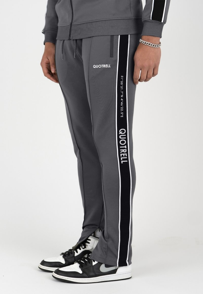 Herren Trainingsanzüge | Quotrell ONTARIO Jogginghose grey/grau - PM10116 Herren Trainingsanzüge | Quotrell ONTARIO Jogginghose grey/grau - PM10116